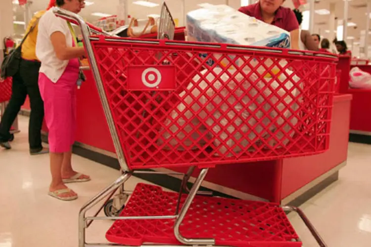 
	Carrinho de compras da loja Target:&nbsp;varejista cortou a proje&ccedil;&atilde;o para o quarto trimestre, em parte devido &agrave;s vendas mais fracas do que o esperado
 (Getty Images)
