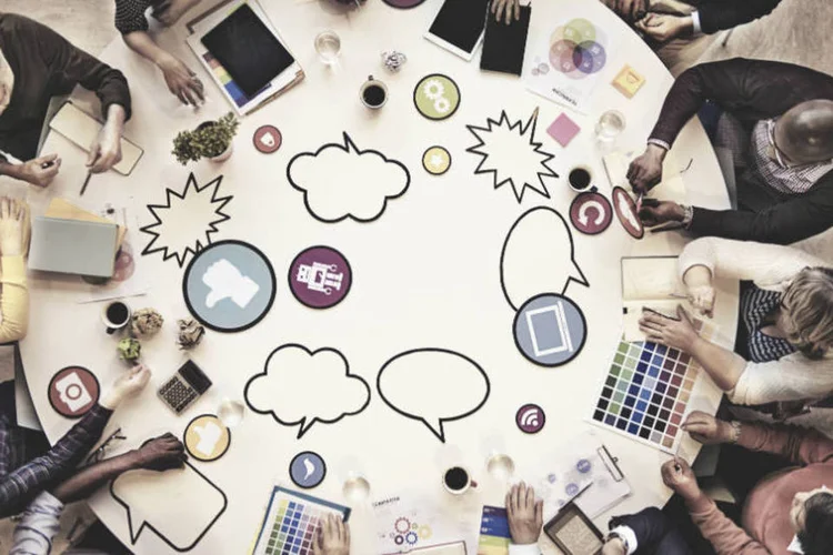 Grupo usa redes sociais para conversar (internet, comunicação digital) (Thinkstock)