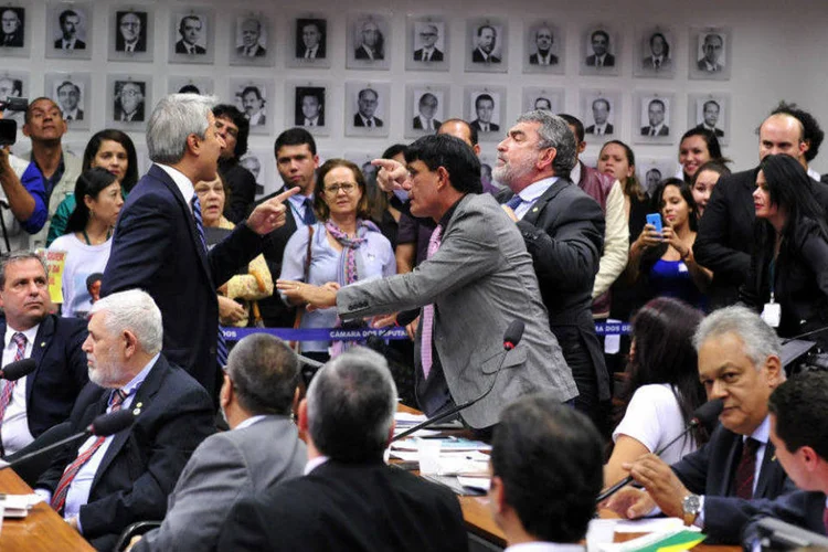 Deputados (E) Alessandro Molon (PT-RJ) e Laerte (PR-DF) discutem durante audiência pública da Comissão de Constituição e Justiça da Câmara (Gabriela Korossy/Câmara dos Deputados/Fotos Públicas)