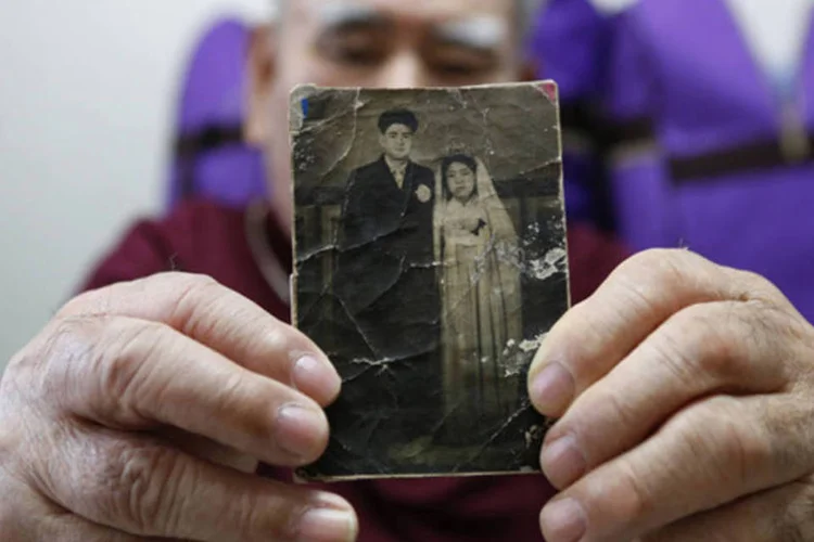 Jang Choon, que foi selecionado para participar de uma cerimônia de reencontro na Coreia do Norte, mostra uma fotografia do seu irmão mais novo, em Namyangju, na Coreia do Sul (Kim Hong-Ji/Reuters)