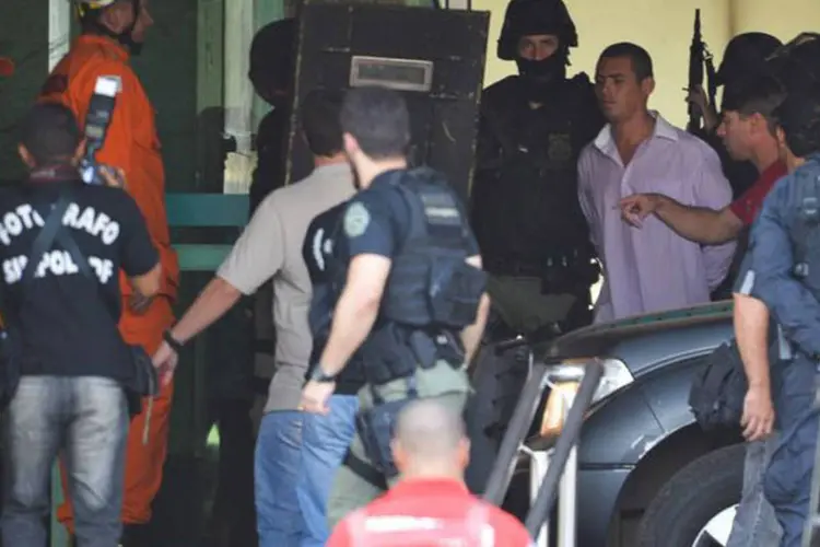 Jack Souza dos Santos é escoltado por policiais após manter um refém em um hotel de Brasília (Fabio Rodrigues Pozzebom/Agência Brasil)