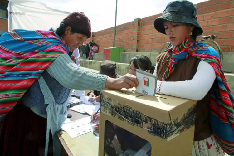 
	Mulher ind&iacute;gena participa do referendo nacional em El Alto, La Paz: cerca de 6,5 milh&otilde;es de bolivianos ir&atilde;o &agrave;s urnas neste domingo (21)
 (REUTERS/David Mercado)