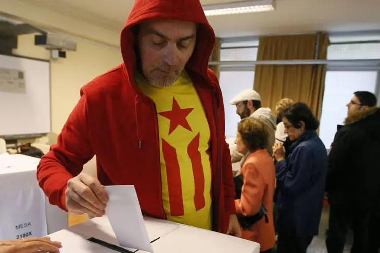 Catalães participam de votação simbólica sobre separação da Espanha, em Barcelona (Reuters)