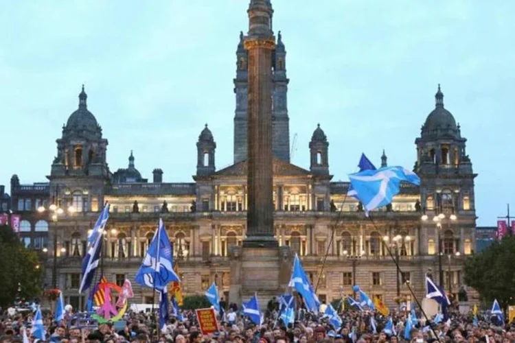 Escoceses se reúnem na praça George em Glasgow nesta quinta-feira (Paul Hackett/Reuters)