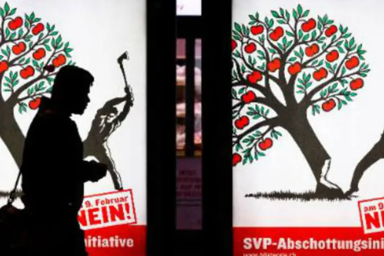 
	Cartazes sobre o referendo contra migra&ccedil;&atilde;o em massa, em Zurique
 (Michael Buholzer/AFP)