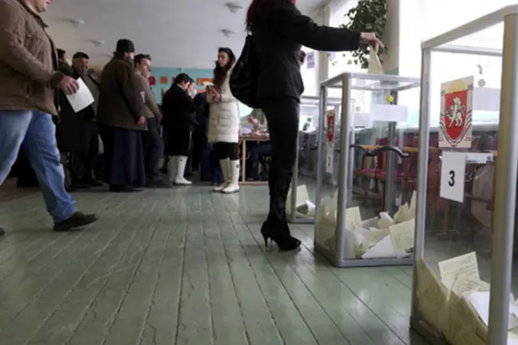Mulher deposita seu voto na urna durante referendo sobre união da Crimeia à Rússia (REUTERS/Sergei Karpukhin)