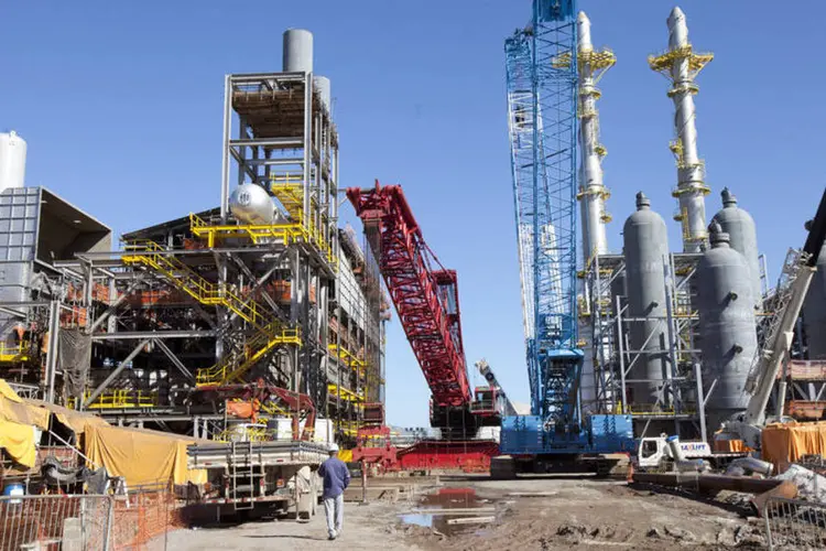 
	Obras na Refinaria Abreu e Lima (Refinaria do Nordeste- Rnest) em Ipojuca, em Pernambuco, em uma foto de 2013
 (Divulgação/PAC/Divulgação)