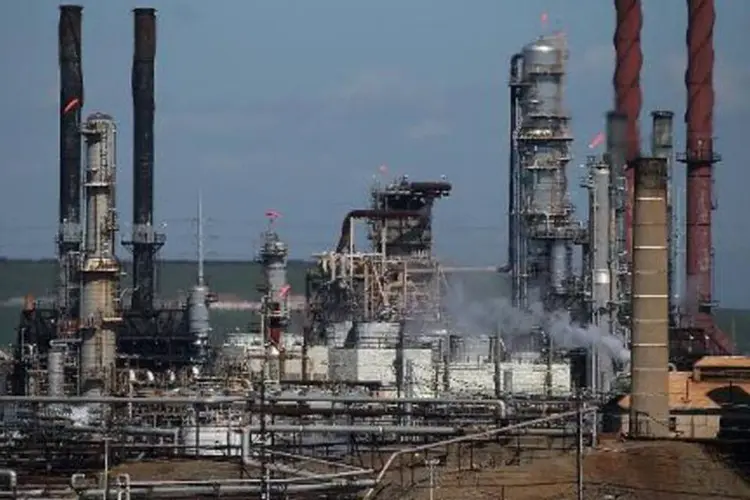 Refinaria de Chevron em Richmond, Califórnia: na semana encerrada em 27 de março, as reservas de petróleo aumentaram 4,8 milhões de barris (mb), a 471,4 mb (Justin Sullivan/AFP)