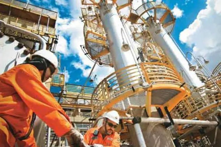 
	Refinaria da Petrobras: balan&ccedil;o continua a ser pressionado pela diferen&ccedil;a entre pre&ccedil;os de venda no Brasil e custo de importa&ccedil;&atilde;o dos combust&iacute;veis
 (EXAME/Arquivo)