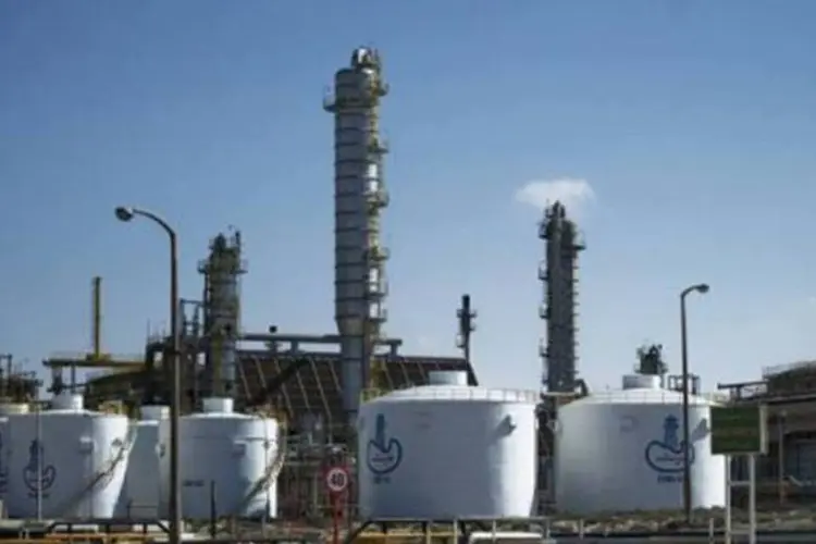 Refinaria líbia de petróleo: rebeldes vão usar o petróleo para pagar pelo combustível (Gianluigi Guercia/AFP)