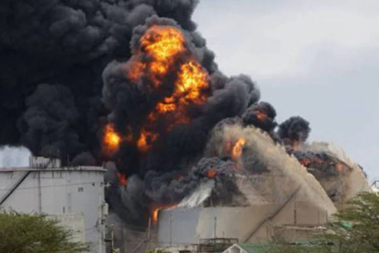 
	Explos&atilde;o na refinaria Amuay, na Venezuela: o acidente no Complexo Refinador Paranagu&aacute;, segundo as autoridades, deixou 41 mortos e seis desaparecidos
 (Héctor Silva/AFP)