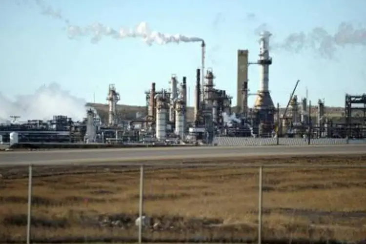 Uma refinaria de petróleo é vista em Fort McMurray, Canadá (Clement Sabourin/AFP)