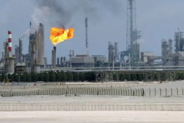 Refinaria de petróleo: planejar uma redução da oferta da Arábia Saudita é "impossível", segundo ministro (Franck Fife/AFP)