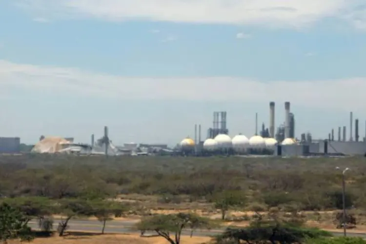 Vista geral da refinaria de Amuay, em Punto Fijo, Venezuela (AFP)