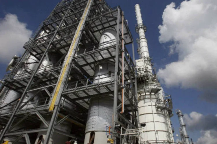 
	&Agrave;s 9h38 (de Bras&iacute;lia), o petr&oacute;leo para mar&ccedil;o ca&iacute;a 0,30% na Nymex, para US$ 97,65 por barril, enquanto o brent recuava 0,13% na ICE, para US$ 114,75 por barril
 (REUTERS/Shannon Stapleton)