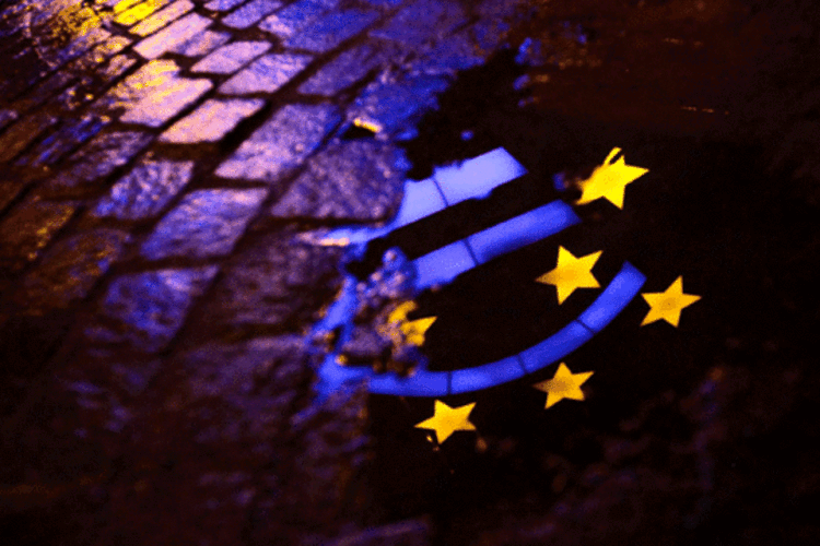 
	Reflexo do Monumento do Euro em frente ao BCE, em Frankfurt: queda sugere que os bancos se valeram de uma oportunidade para quitar os empr&eacute;stimos de tr&ecirc;s anos
 (REUTERS/Kai Pfaffenbach/File)