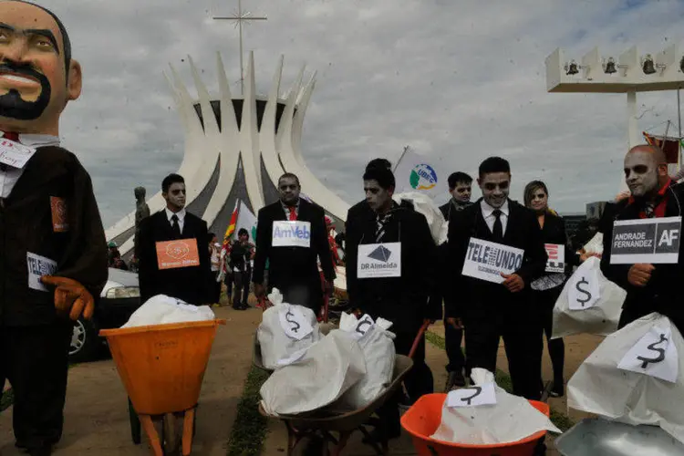 
	Coaliz&atilde;o manifesta contra o parecer da Comiss&atilde;o Especial da C&acirc;mara dos Deputados para a reforma pol&iacute;tica
 (José Cruz/Agência Brasil)