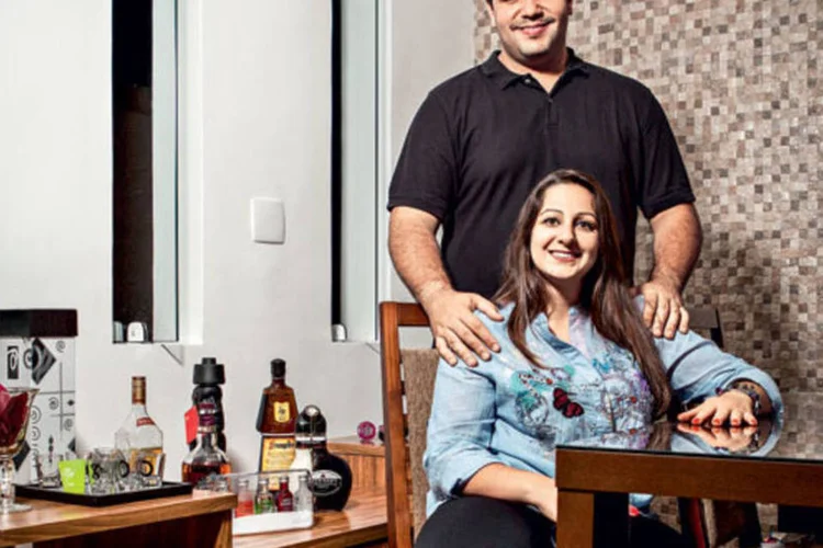 O analista de sistemas Felippe Singh, e a esposa, Joice Veronez Singh, previram gastar 50.000 reais na reforma, mas os custos ultrapassaram 70.000. "Para economizar, decidimos não contratar um arquiteto. Mas a falta de conhecimento técnico pesou e gerou retrabalhos", diz Felippe.   (Fabiano Accorsi / Você S/A)