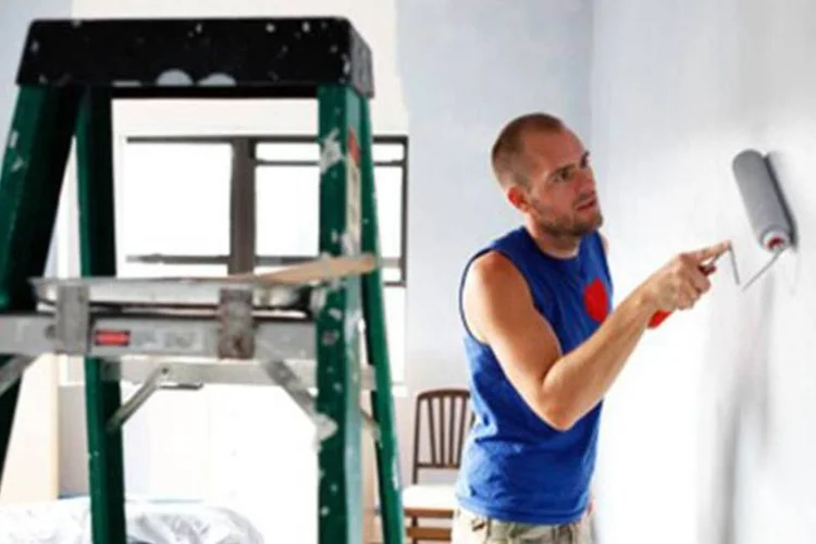 Homem pintando a parede (Divulgação)