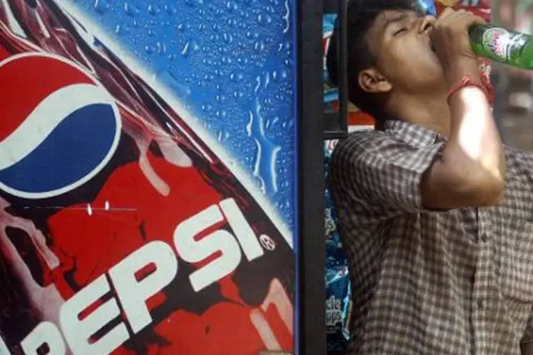 Indiano toma refrigerante: consumo de refrigerantes e fast food aumentou no país (Deshakalyan Chowdhury/AFP)