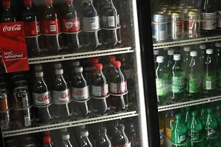 Geladeira com refrigerantes: entre os alimentos, as maiores altas foram registradas nos refrigerantes e na água mineral comprados em supermercados (9,36%) (Spencer Platt/AFP/Getty Images/)