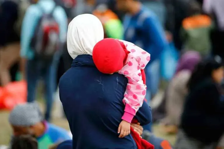 
	Refugiada com crian&ccedil;a no colo: &quot;O n&uacute;mero de crian&ccedil;as e mulheres aumentou de maneira constante&quot;
 (REUTERS/Leonhard Foeger)