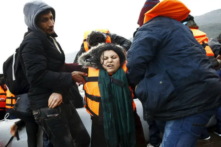 
	Refugiada resgatada: as 20 novas v&iacute;timas encontradas pela guarda costeira grega faleceram ap&oacute;s o naufr&aacute;gio de seu barco
 (Giorgos Moutafis/Reuters)