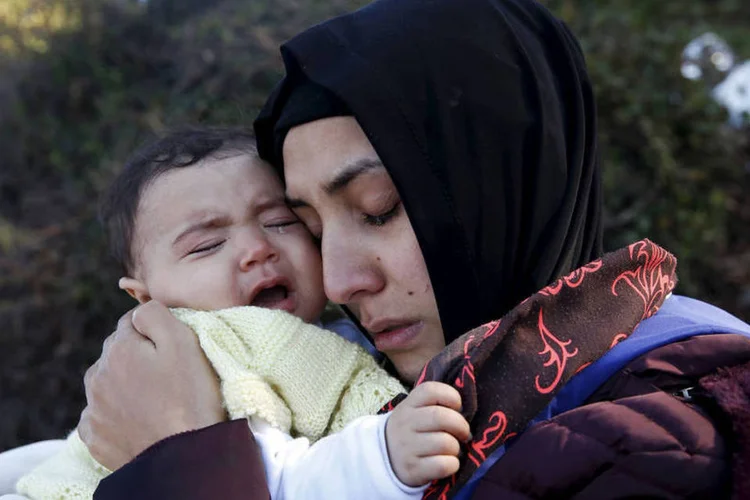 
	Mulheres e crian&ccedil;as: &quot;Atualmente h&aacute; 300 mil crian&ccedil;as refugiadas na Alemanha. Muitas viveram coisas que n&atilde;o podemos nem imaginar&quot;
 (Giorgos Moutafis / Reuters)