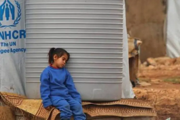 Pequena refugiada síria em um abrigo na cidade libanesa de Baalbeck (AFP)