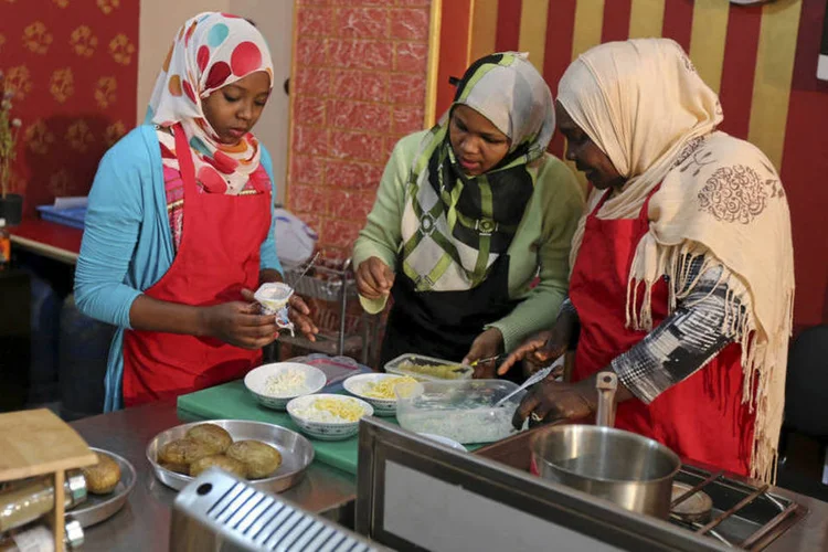 
	Trabalho: a cria&ccedil;&atilde;o de empregos foi notada especialmente nos setores de ensino de idiomas, vigil&acirc;ncia, assist&ecirc;ncia social, tradu&ccedil;&atilde;o, administrativo e constru&ccedil;&atilde;o
 (Mohamed Abd El Ghany / Reuters)