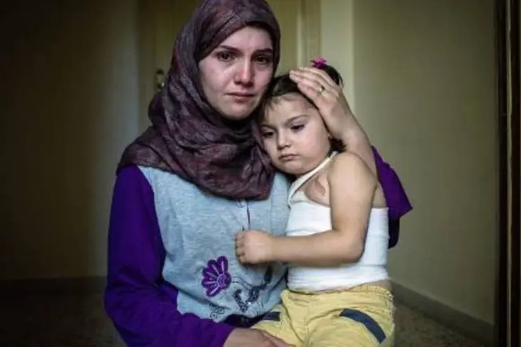 Dayane, de 24 anos, refugiada síria no Líbano, com sua filha, de 5 anos (Andrew McConnell/AFP)