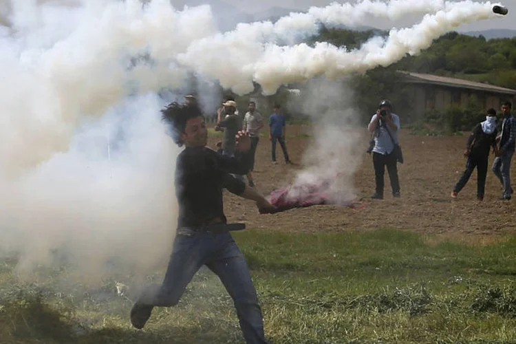 
	Refugiados: pouco antes dos enfrentamentos, a pol&iacute;cia grega deteve uma pessoa nos arredores do acampamento de Idomeni que portava spray de g&aacute;s de pimenta
 (Stoyan Nenov / Reuters)