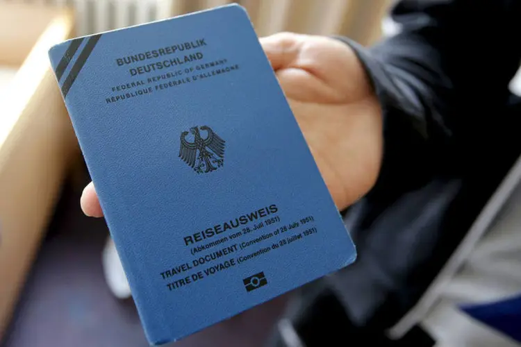 
	Refugiado mostra seu documento ap&oacute;s registro na Alemanha: o Minist&eacute;rio do Interior anunciou que &eacute; aguardada para o pr&oacute;ximo ano a chegada de outros 800 mil solicitantes de asilo
 (Reuters / Fabrizio Bensch)