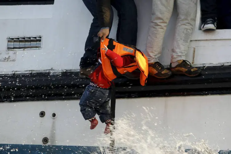 
	Naufr&aacute;gio: as equipes de resgate n&atilde;o puderam especificar a idade dos mortos, mas um era um beb&ecirc;
 (Reuters)
