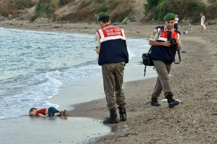 
	Guarda costeira na Turquia encontra o corpo de Aylan Kurdi na praia: a imagem do corpo do menino de tr&ecirc;s anos aparece hoje na primeira p&aacute;gina de quase todos os jornais europeus e comoveu o mundo
 (REUTERS)