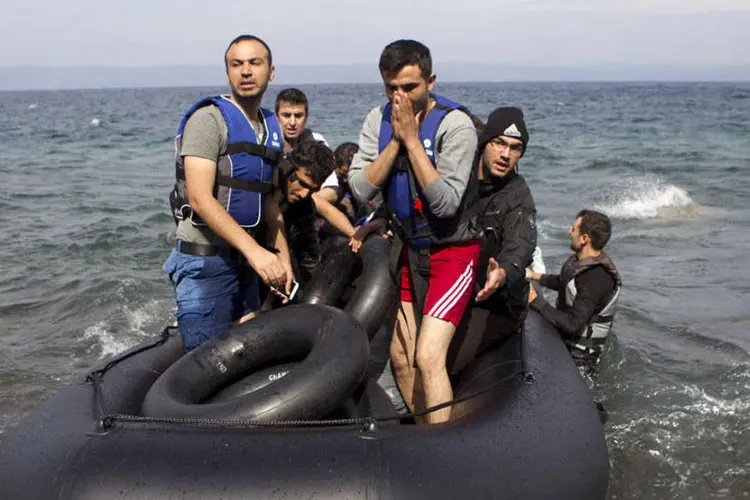 
	Refugiados afeg&atilde;os chegam a Lesbos: a guarda costeira resgatou o restante dos imigrantes
 (REUTERS/Dimitris Michalakis)