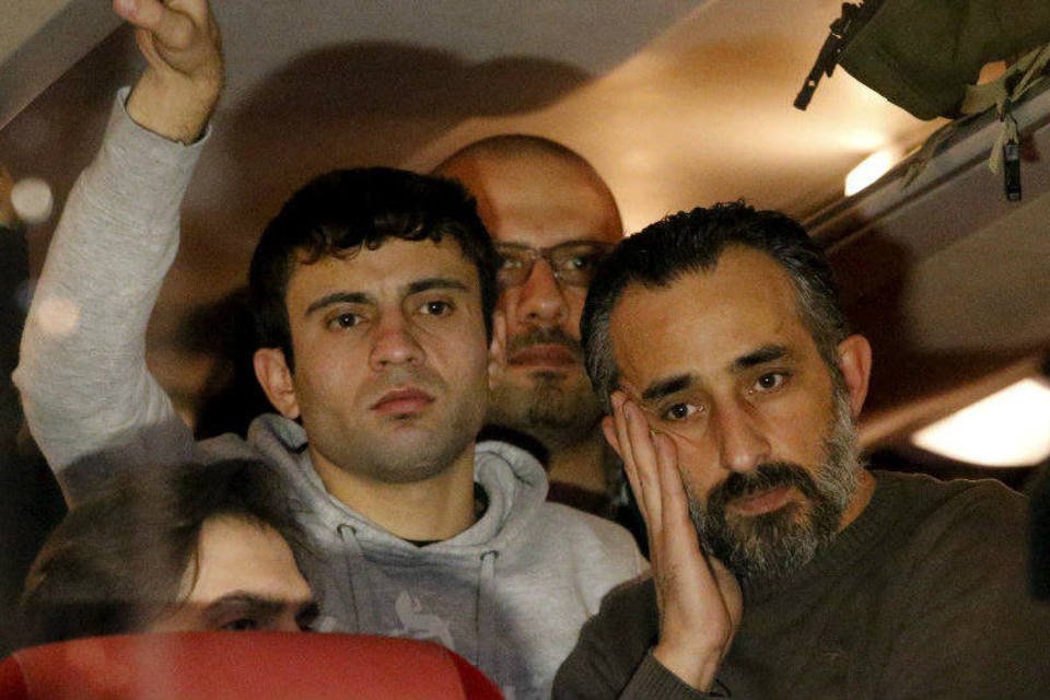 Contra refugiados, político deixa sírios em casa de Merkel