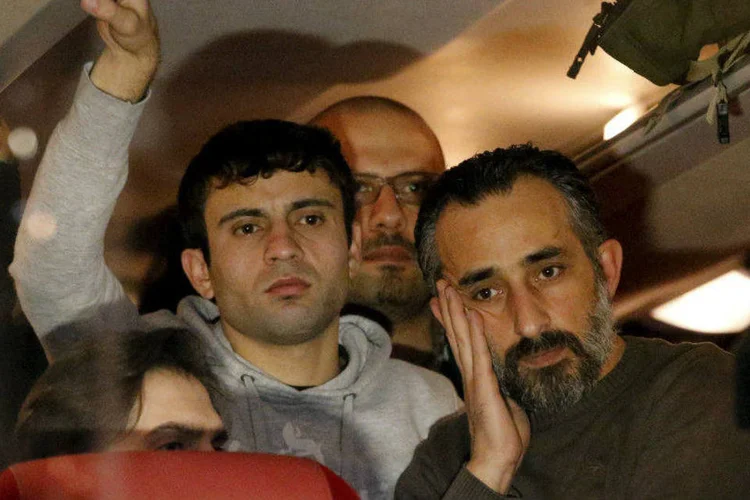 
	Refugiados esperam em um &ocirc;nibus indo da cidade de Landshut para o pr&eacute;dio da chanceleria em Berlim, na Alemanha
 (REUTERS/Fabrizio Bensch)