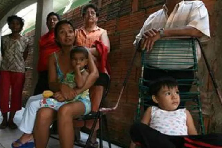 Bolivianos em busca de asilo político no Brasil se hospedam em uma casa na cidade brasileira de Brasileia, no Acre (Ivan Alvarado / Reuters/Reuters)