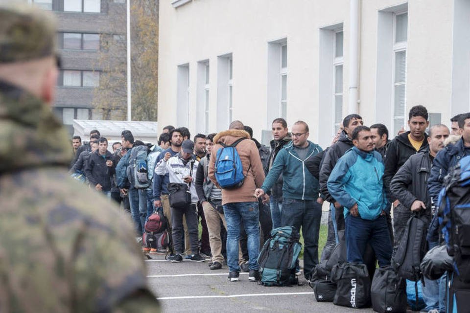 Granada é lançada contra centro de refugiados na Alemanha
