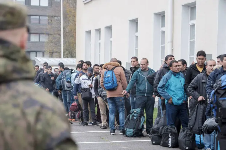 
	Refugiados fazem fila em centro de recep&ccedil;&atilde;o: &quot;Temos que voltar a uma administra&ccedil;&atilde;o ordenada da pol&iacute;tica de refugiados&quot;, disse a fonte do minist&eacute;rio do Interior
 (Reuters / Panu Pohjola)