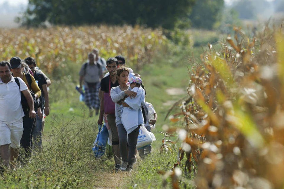 Primeiro grupo de refugiados entra na Croácia de forma legal