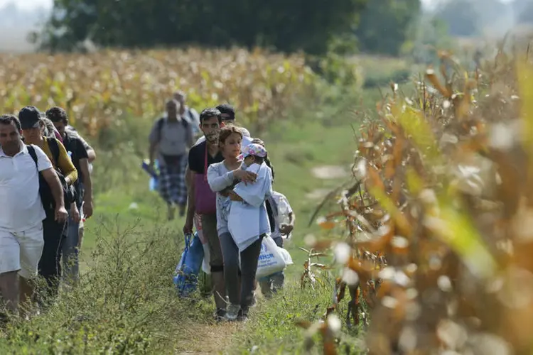 
	Refugiados chegam a Cro&aacute;cia pela S&eacute;rvia: Belgrado deixou de enviar refugiados para a Hungria desde quarta-feira passada (16), quando um muro de arame farpado bloqueou a fronteira
 (Reuters / Antonio Bronic)