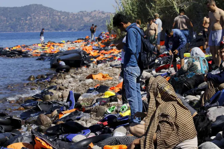 
	Refugiados chegam a ilha grega no in&iacute;cio do m&ecirc;s: pelo menos 17 pessoas morreram neste domingo depois que um bote afundou
 (Reuters / Yannis Behrakis)