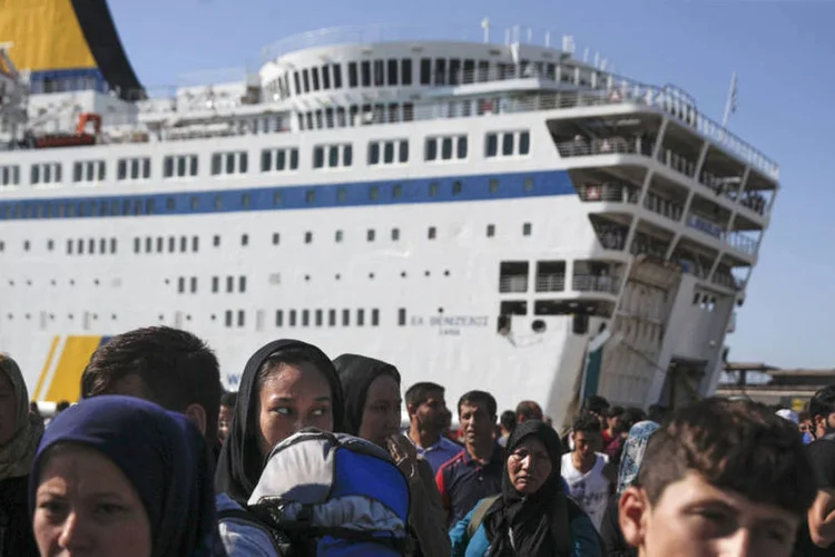 
	Refugiados chegam em Atenas: o aumento na chegada de refugiados se deve &agrave; intensifica&ccedil;&atilde;o do conflito na S&iacute;ria e a percep&ccedil;&atilde;o que fronteiras na Europa est&atilde;o relativamente abertas agora
 (Reuters / Alkis Konstantinidis)