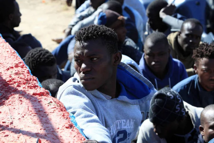 
	Migrantes: entre os migrantes havia africanos oriundos do Senegal, Qu&ecirc;nia, Nig&eacute;ria, Serra Leoa, Mali e Nig&eacute;ria
 (Ismail Zitouny / Reuters)