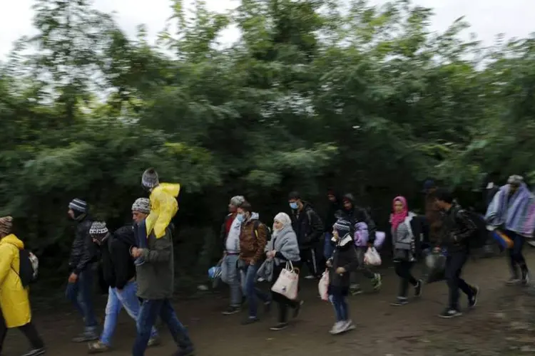 
	Refugiados cruzam a fronteira da S&eacute;rvia com a Cr&oacute;cia: desde o &uacute;ltimo dia 15 de setembro, mais de 73 mil pessoas fizeram este trajeto
 (Antonio Bronic/Reuters)