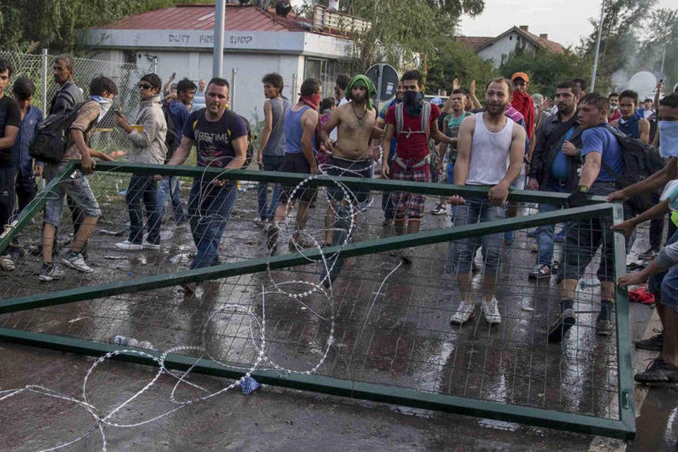 Refugiados entram na Hungria apesar de reforço policial