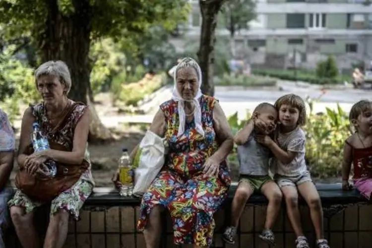 
	Refugiados em frente a um hotel tomado por separatistas no centro de Donetsk
 (Bulent Kilic/AFP)