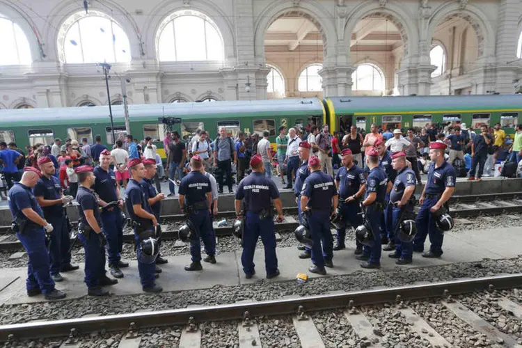 
	Refugiados e policiais na esta&ccedil;&atilde;o de trem em Budapeste: alguns dos imigrantes come&ccedil;aram a protestar, por n&atilde;o querer ir a um acampamento
 (Reuters / Laszlo Balogh)